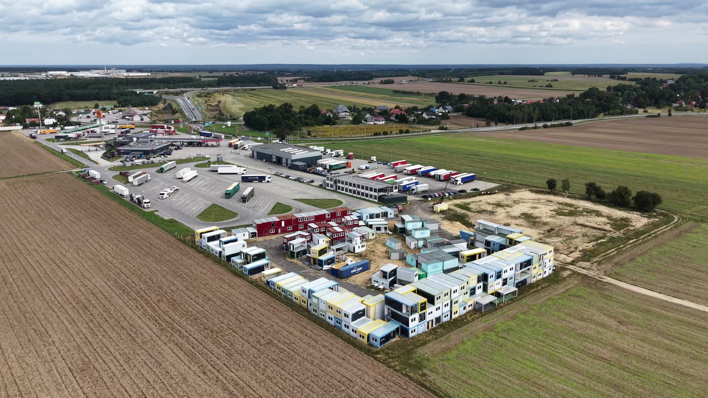 Widok z drona na cały plac Conterpol w Godzieszowie z autoportem i autostradą A4 w tle